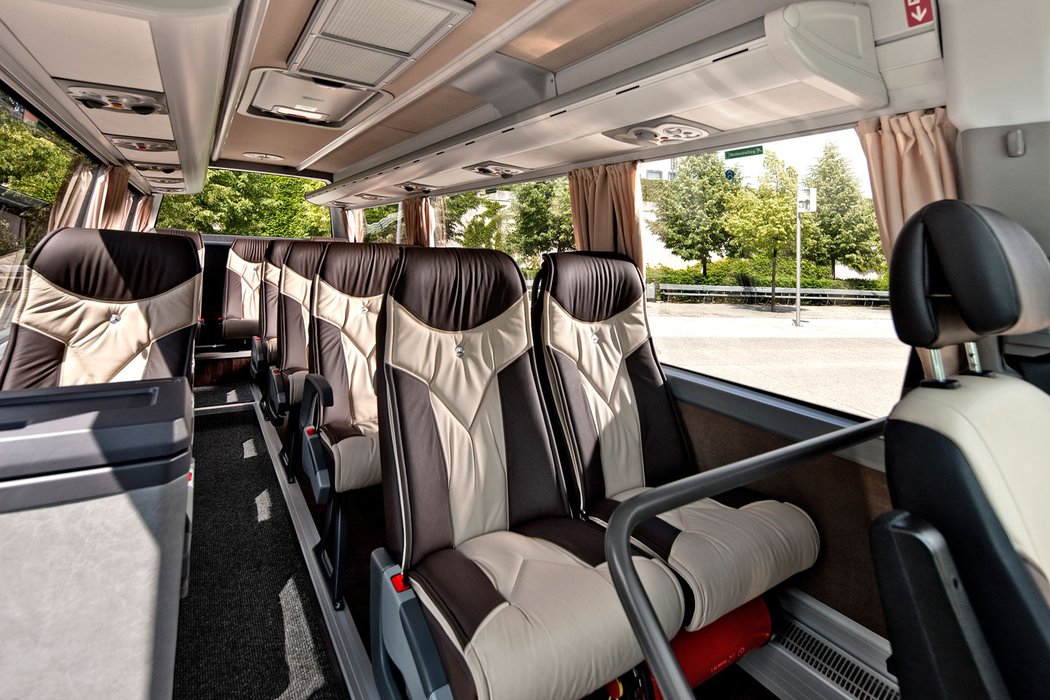 Do sériové výbavy Travelu 65 patří například pohodlná sedadla Star Xtra a dvouzónová klimatizace