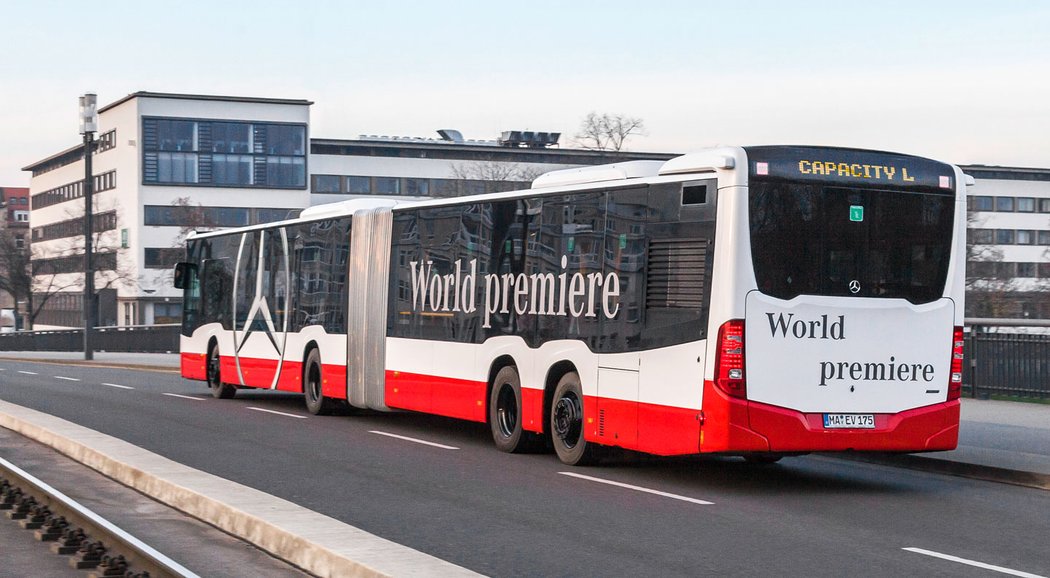 Autobus o délce 21 metrů budí respekt