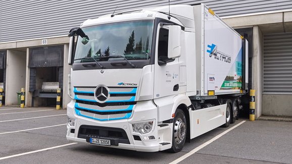 Elektrický Mercedes-Benz eActros míří s chladící nástavbou do Hamburku