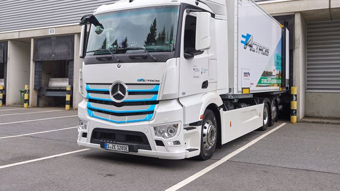 Elektrický Mercedes-Benz eActros míří s chladící nástavbou do Hamburku Elektrický Mercedes-Benz eActros míří s chladící nástavbou do Hamburku