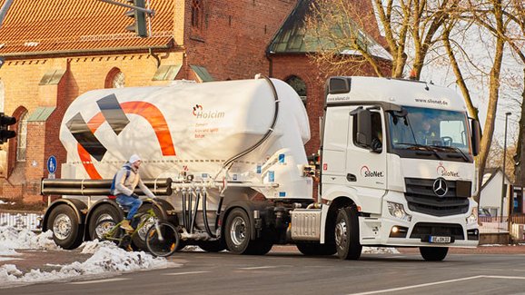 Mercedes-Benz Actros se systémy Active Brake Assist 4 a Sideguard Assist (+video)