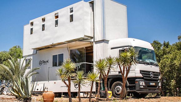 Truck Surf Hotel to je Mercedes-Benz Actros proměněný v patrový hotel 