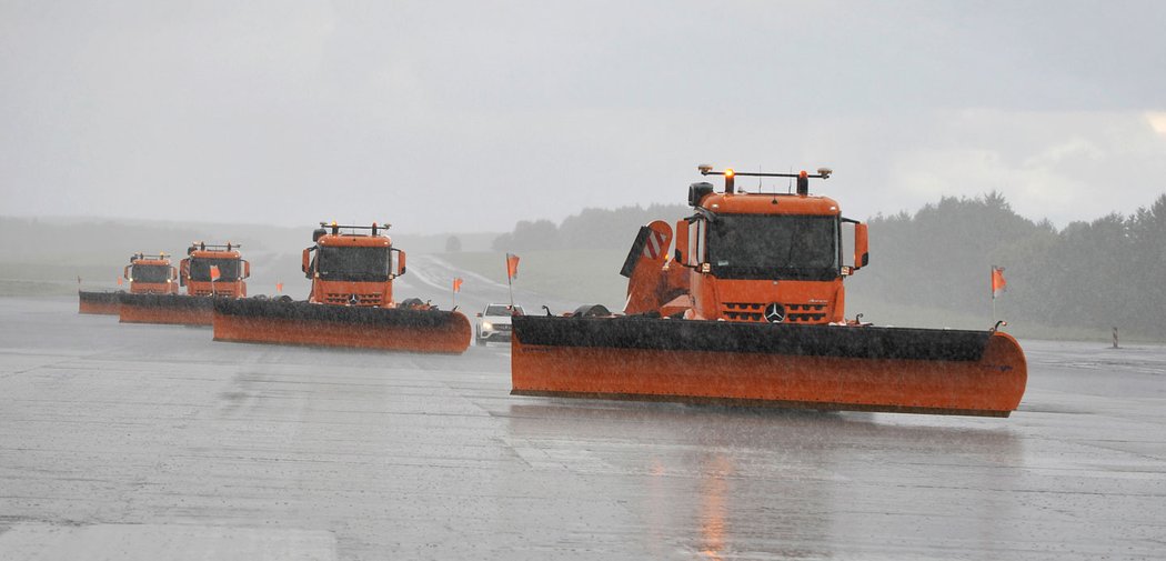 Mercedes-Benz Arocs – autonomní sněhové pluhy pro letiště