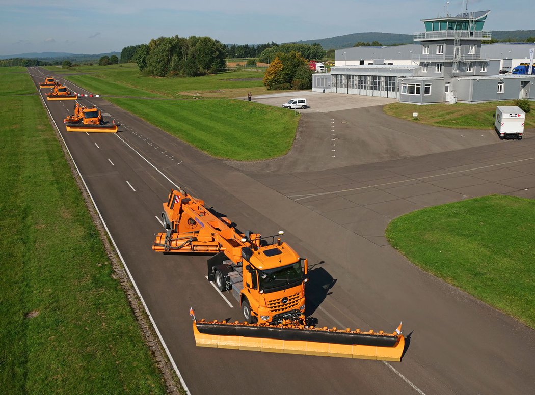 Mercedes-Benz Arocs – autonomní sněhové pluhy pro letiště