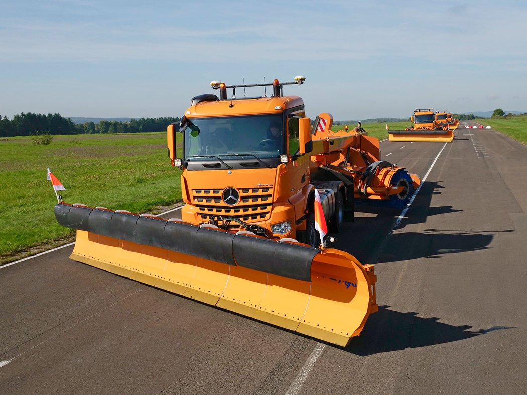 Mercedes-Benz Arocs – autonomní sněhové pluhy pro letiště