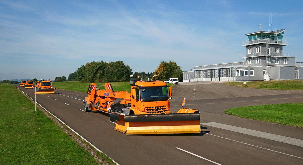 Mercedes-Benz Arocs – autonomní sněhové pluhy pro letiště