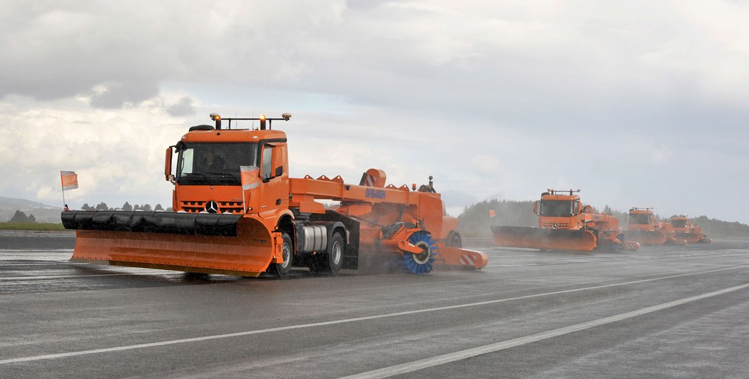 Mercedes-Benz Arocs – autonomní sněhové pluhy pro letiště