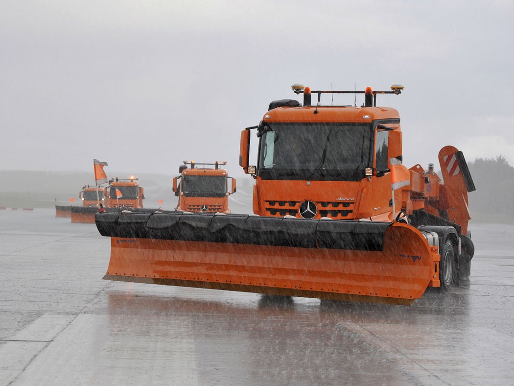 Mercedes-Benz Arocs – autonomní sněhové pluhy pro letiště