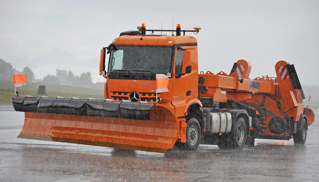 Mercedes-Benz Arocs – autonomní sněhové pluhy pro letiště