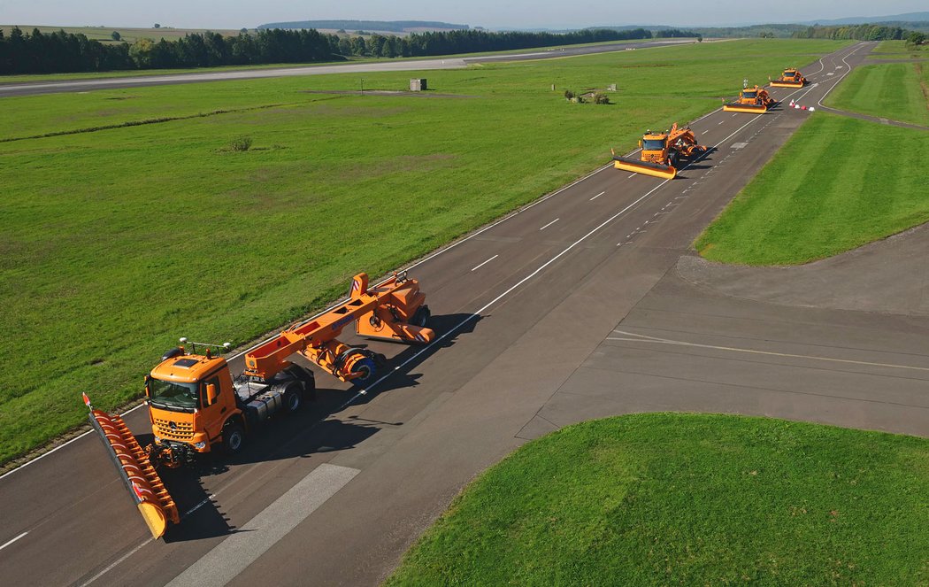 Mercedes-Benz Arocs – autonomní sněhové pluhy pro letiště