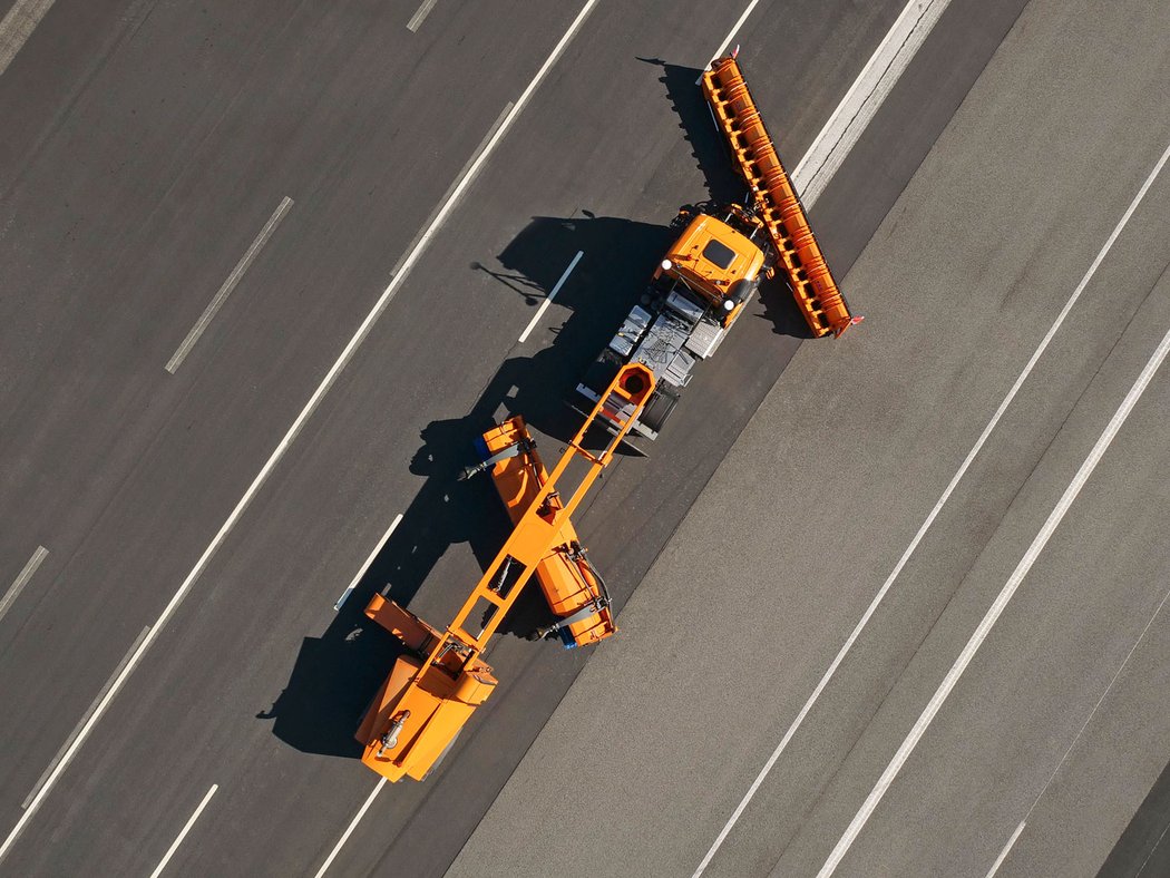 Mercedes-Benz Arocs – autonomní sněhové pluhy pro letiště