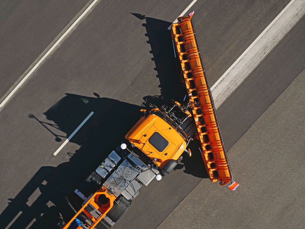 Mercedes-Benz Arocs – autonomní sněhové pluhy pro letiště