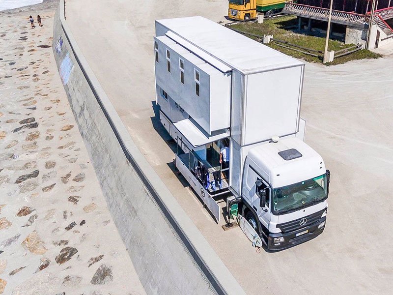 Mercedes-Actros jako patrový pojízdný hotel