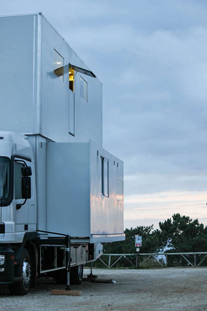 Mercedes-Actros jako patrový pojízdný hotel