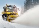 Mercedes-Benz Unimog jako sněhová fréza na kolejích