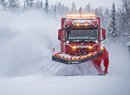 Mercedes-Benz Arocs pomáhá s odklízením sněhu soustavou pluhů