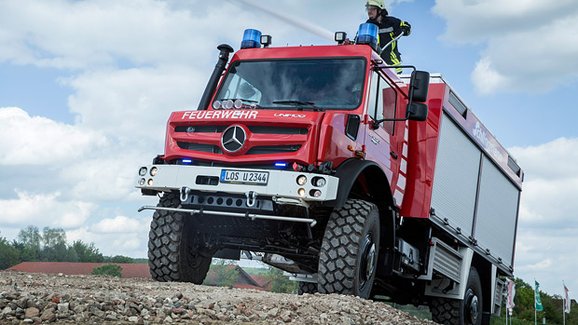 Mercedes-Benz Unimog zvládne oheň i povodeň