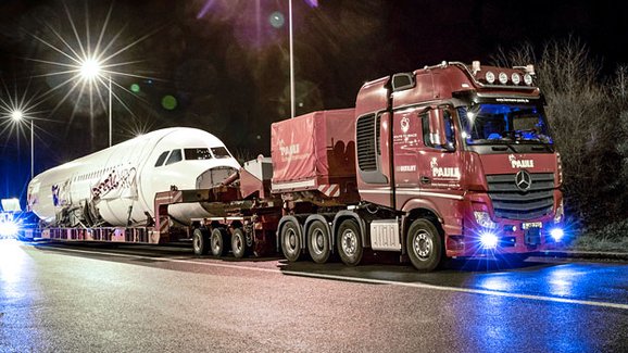 Mercedes-Benz Actros 4163 SLT si poradí i s přepravou velkého dopravního letadla