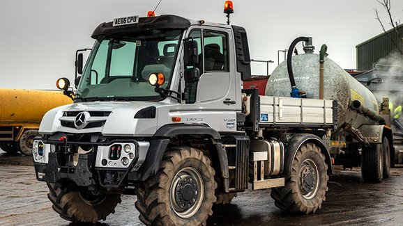 Mercedes-Benz Unimog U 423 zastane i roli zemědělského traktoru