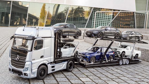 Mercedes-Benz představuje Actros jako přepravník automobilů v měřítku 1:18 