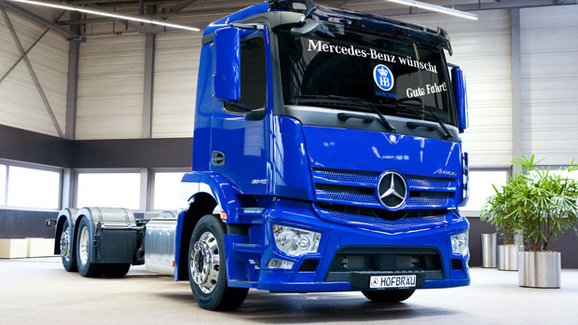 Mercedes-Benz dodává vozidla Antos se Sideguard Assist pivovaru Höfbrau