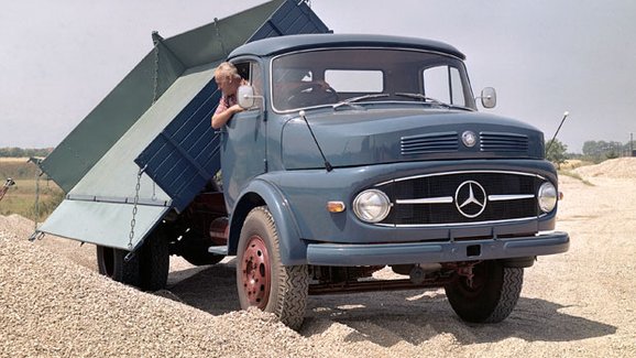 Mercedes-Benz připomíná výročí populárních nákladních vozidel Kurzhauber