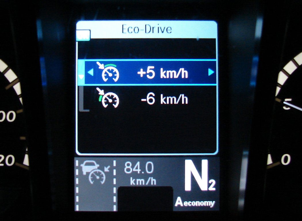 Kolísání tempa kolem stanovené rychlosti lze volit v rozsahu +10 a -10 km/h. V praxi stačí maximálně +4 a -5 km/h, jinak by se vozidlo stalo brzdou dopravy.