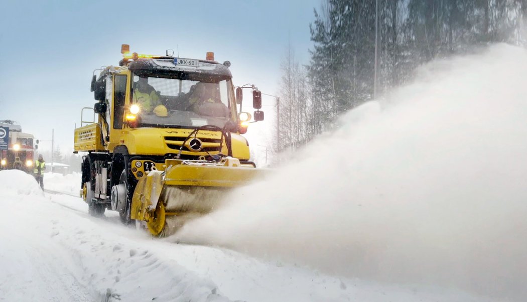 Mercedes-Benz Unimog jako sněhová fréza na kolejích