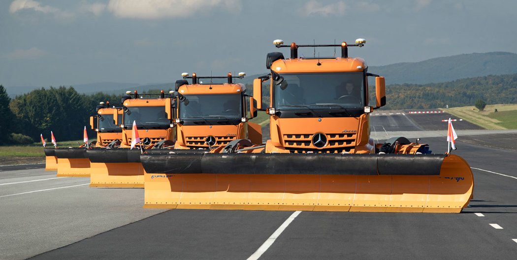 Platooning vozidel jedoucích automaticky za prvním řízeným člověkem se zatím může využívat mimo pozemní komunikace