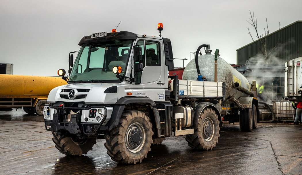 Mercedes-Benz Unimog U 423 jako traktor