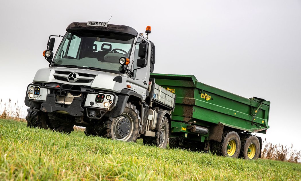 Mercedes-Benz Unimog U 423 jako traktor