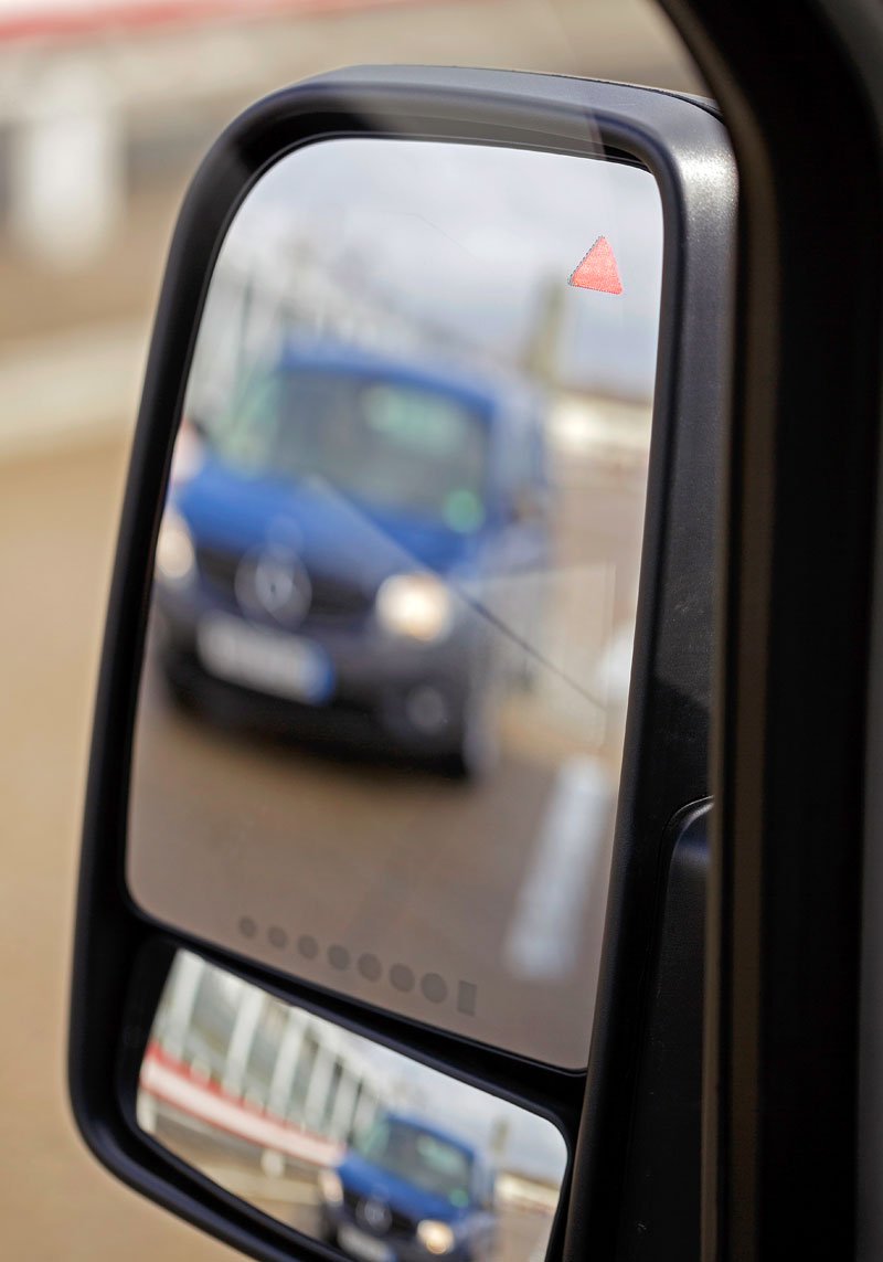 Výstraha při sledování mrtvého úhlu má dvě úrovně. K červenému světlu se automaticky připojuje zvukové varování.