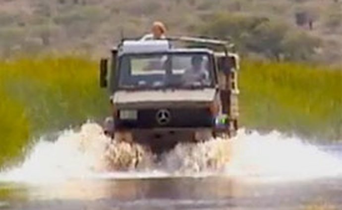 Brodící videoseriál (11. díl): Unimog na zaplavené silnici v Keni