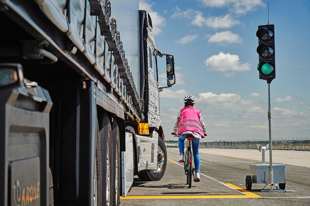 Přehlédnutí cyklisty je vážným rizikem, kterému nově brání Blind Spot Assist