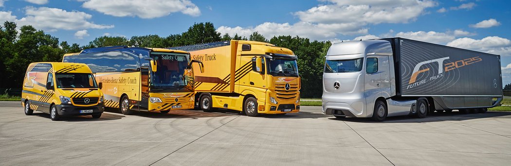 Vozidla vlevo představují špičku současné bezpečnosti užitkových vozidel a autobusů, autonomně řízený Future Truck 2025 vpravo dává nahlédnout do blízké budoucnosti