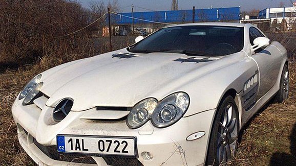 Řepkův Mercedes-Benz SLR McLaren tiše umírá na policejním parkovišti