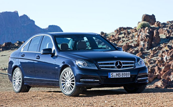 Nová generace Mercedesu-Benz třídy C přiveze dravější tvary