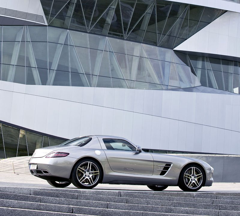 Mercedes-Benz SLS