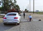 Video: Mercedes-Benz C Coupé proti parkouristovi a hračce. Kdo vyhraje?