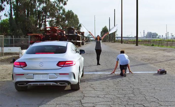 Video: Mercedes-Benz C Coupé proti parkouristovi a hračce. Kdo vyhraje?