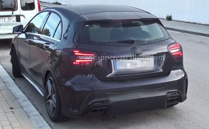 Špionážní video: Facelift vozu Mercedes-AMG A 45 zachycen při testování