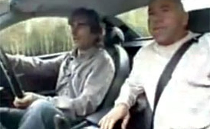 Video: Když řídí Damon Hill, je spolujezdci špatně od žaludku