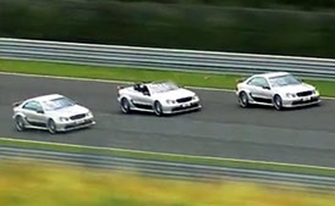 Kim Dotcom a Kimi Räikkönen závodí s Mercedesy CLK DTM AMG (video)