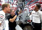 Schumacher a Rosberg montují motor Mercedesu CLS 63 AMG (video)