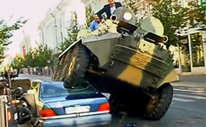 Starosta Vilniusu: Naše tanky si s luxusními auty poradí (video)