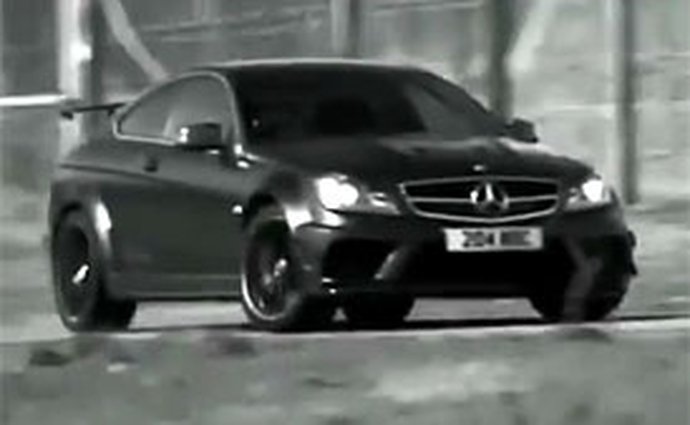 Mercedes-Benz C 63 AMG Black Series na novém videu: drifty a brutální zvuk osmiválce