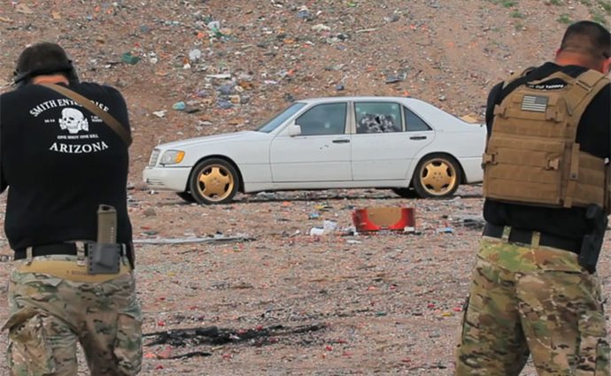 Video: Neprůstřelný Mercedes-Benz S samopalu neodolá