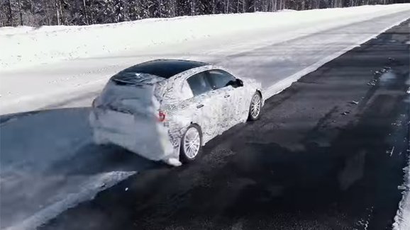 Takto se testuje nový Mercedes-Benz A. Nebojí se sněhu, ani jízdy bokem!