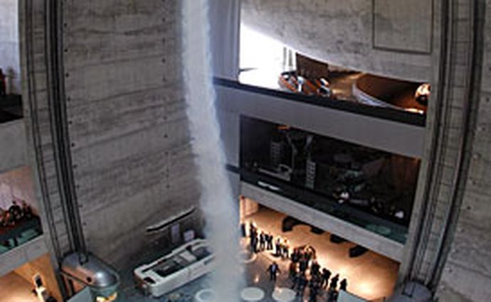 Mercedes má ve svém muzeu nejsilnější umělé tornádo