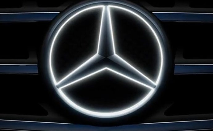 Mercedes následuje Rolls-Royce, nabídne osvětlené logo